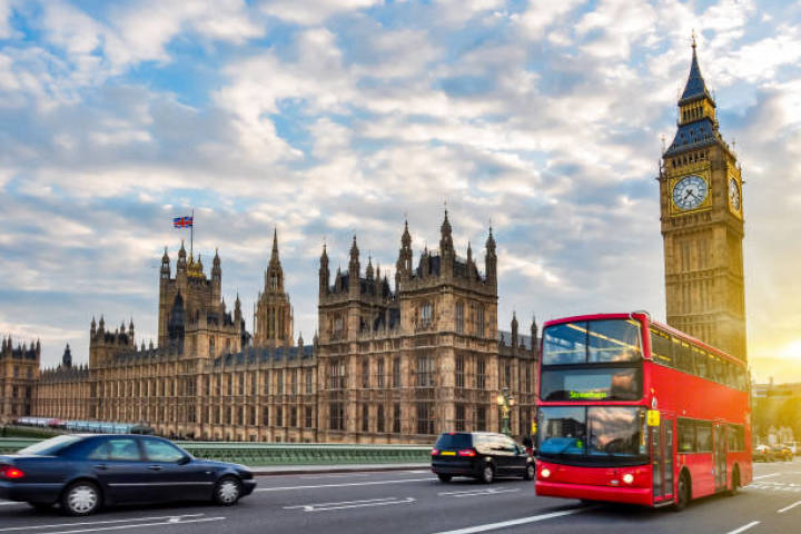 UK Immigration Rules Tightened Again? Early-stage Study Abroad + School Catchment Property Investment Portfolio Helps You Secure the Elite Pathway in Advance!